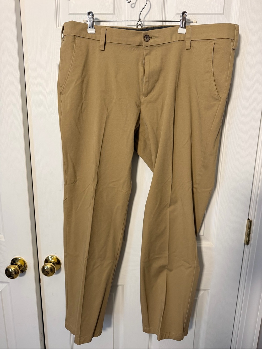 Dockers Men's Chinos in Khaki Tan